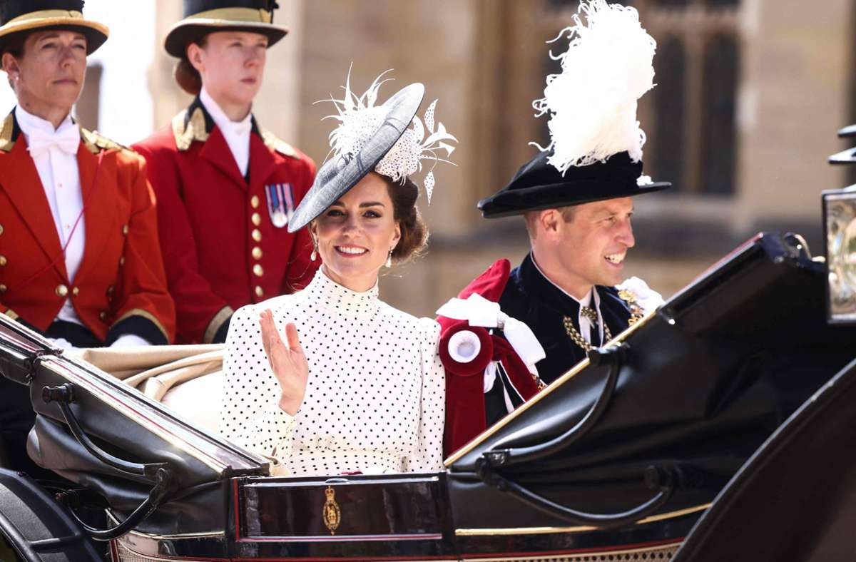 Prinz William trägt die spektakuläre Robe des Hosenbandordens, Prinzessin Kate ein weißes Kleid mit schwarzen Pünktchen.