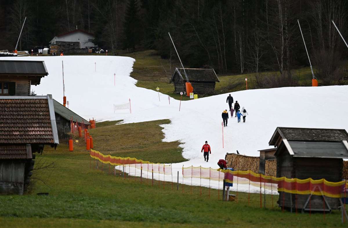 In den meisten Skigebieten gibt es zu wenig Schnee. Foto: dpa/Angelika Warmuth