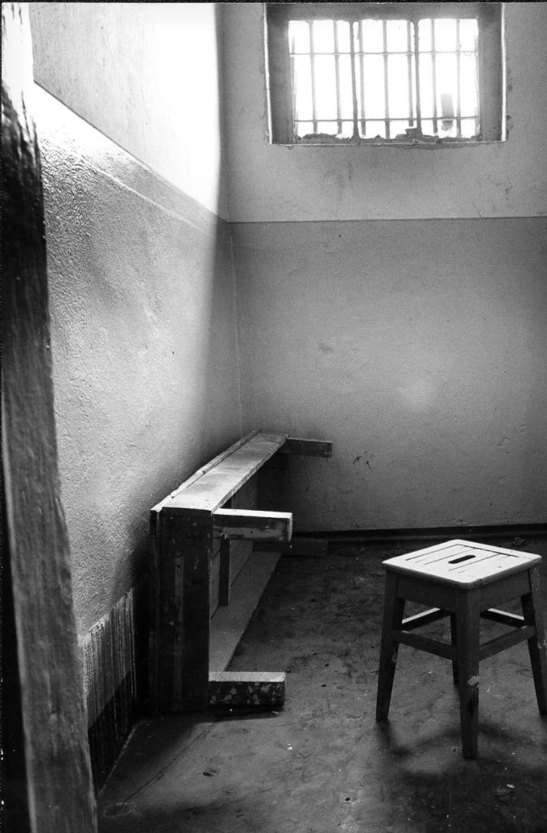 Eng, karg, unheimlich: die Zimmer, ehemals Gefängniszellen.
