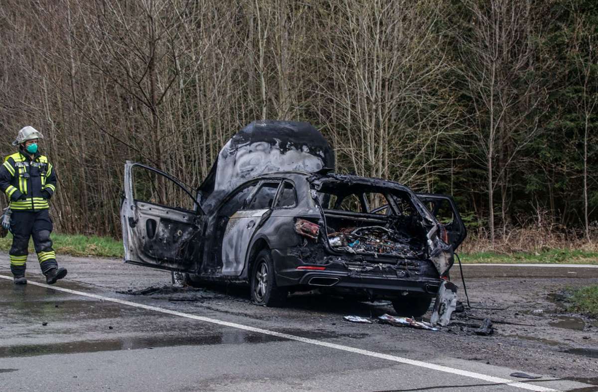 Sperrung zwischen Renningen und Rutesheim: Auto brennt vollständig aus