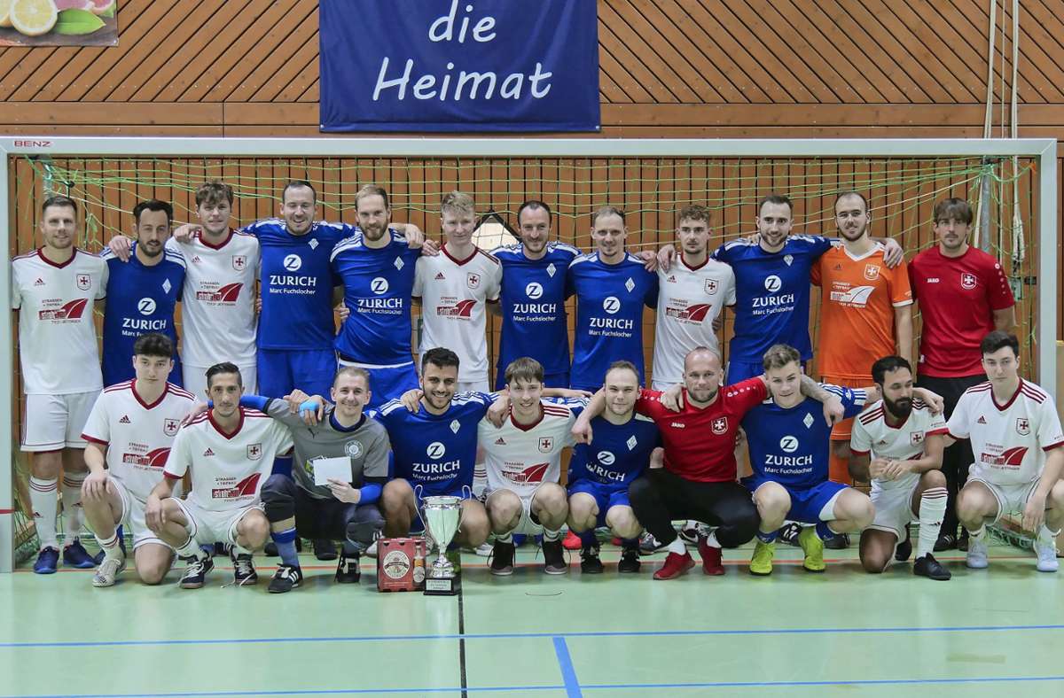 2:1 nach Verlängerung: Der VfL Oberjettingen (in Blau) gewann das Finale gegen den FC Unterjettingen (in Weiß) Foto: red