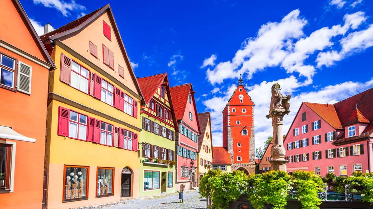 Dinkelsbühl ist aufgrund seines gut erhaltenden spätmittelalterlichen Stadtbildes ein beliebter Ort  für Touristen.