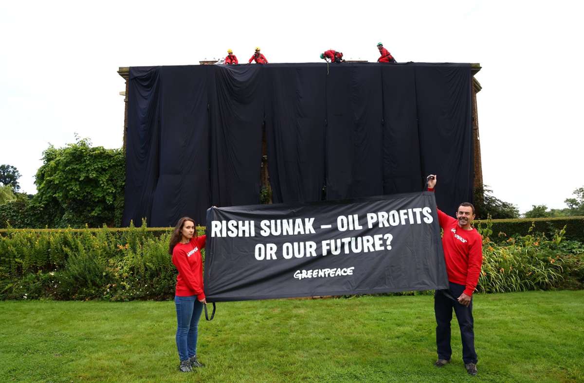 Auf einem Banner fragten die Aktivisten  Rishi Sunak, was wichtiger sei: „Ölprofite oder unsere Zukunft?“