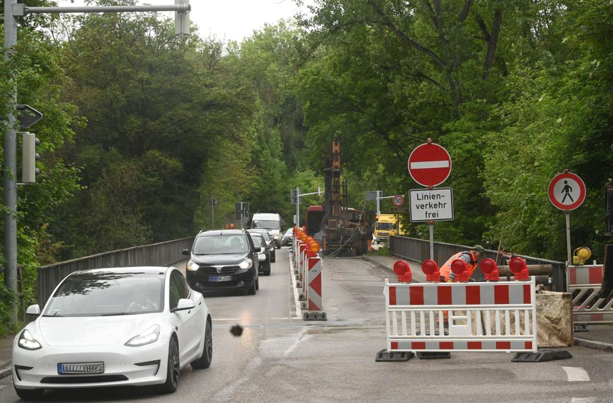 Brücke  bei Marbach: Autofahrer verwirrt –  Stau wegen Straßenschildern