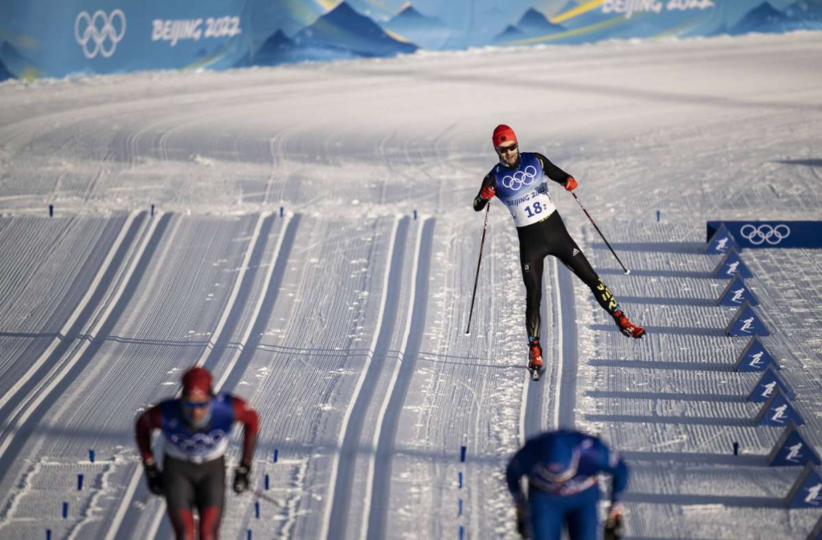 Janosch Brugger kommt mit einem Ski ins Ziel.