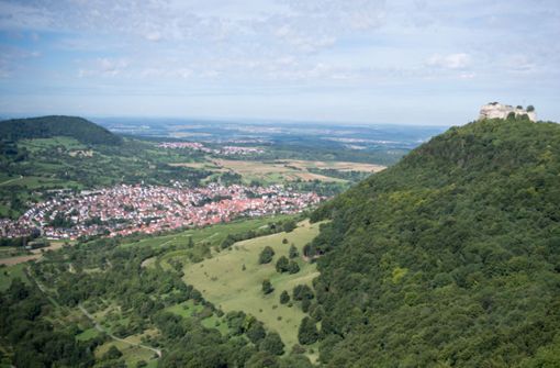 Der Ort Neuffen und die Burg Hohenneuffen auf der Schwäbischen Alb. Das Gebiet ist für weitere zehn Jahre ein Unesco-Biosphärenreservat. (Archivbild) Foto: dpa/Sebastian Gollnow