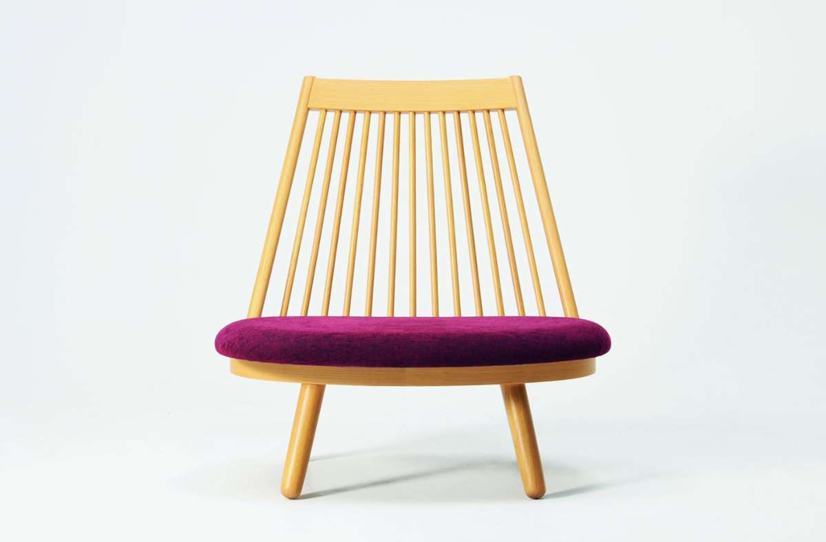Der bekannteste Entwurf des japanischen Designers Katsuhei Toyoguchi (1905-1991): Der „Spoke Chair“ von 1963. Sitzfläche und   farbenfrohes Kissen sind breit genug, um im Schneidersitz darauf Platz zu nehmen.