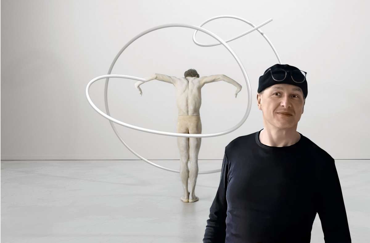 Der Künstler Bernd Bartolome steht vor der Filmprojektion „8 Seconds“. Sie zeigt Ballettstar Friedemann Vogel im Duett mit einer von Künstlicher Intelligenz generierten Skulptur.