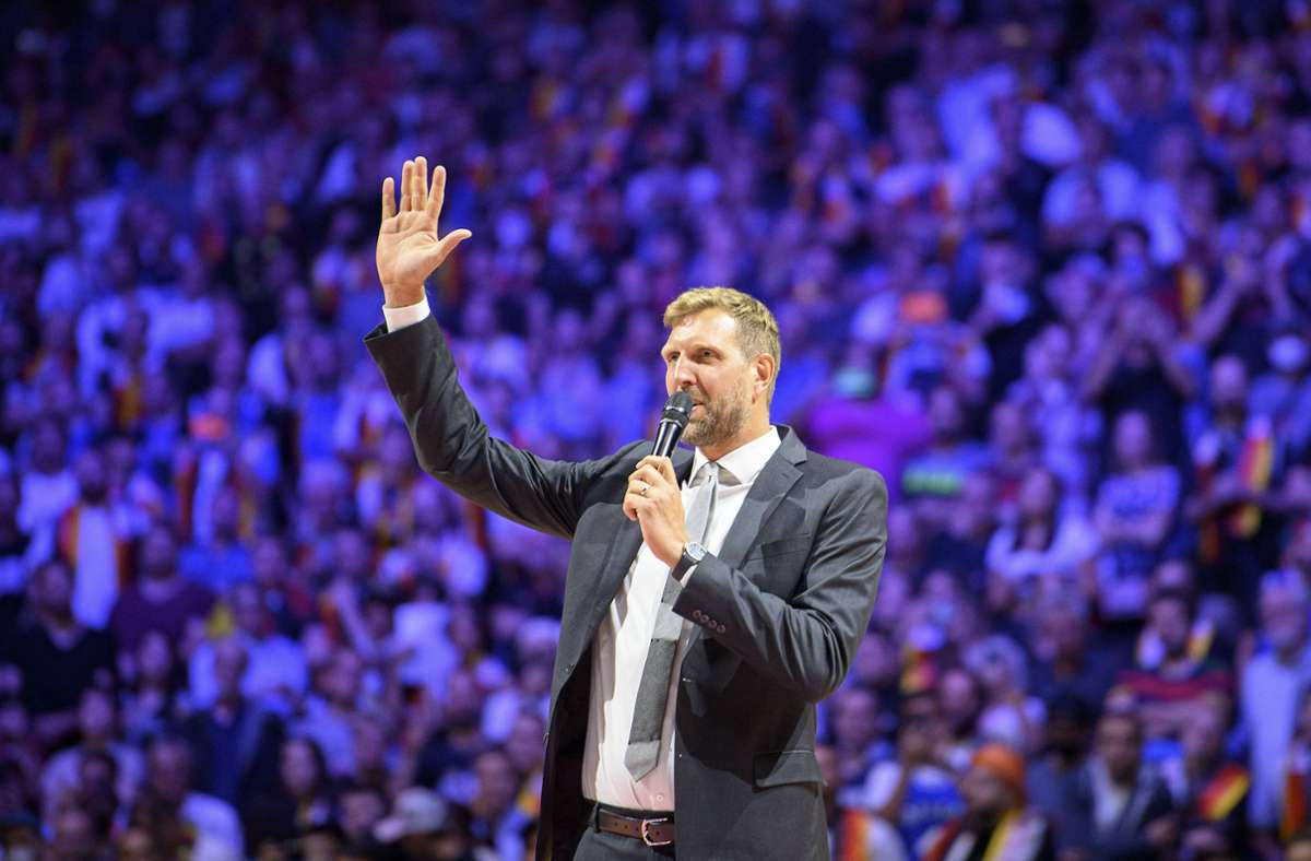 Große Bühne für einen ganz Großen: Dirk Nowitzki bedankt sich vor 18 000 Fans in der Lanxess-Arena in Köln für die Ehrung.