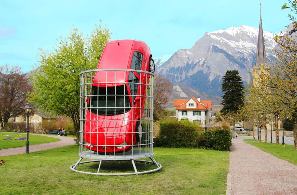 Kunstaktion in Bad Ragaz: Ottmar Hörl steckt Auto in Papierkorb