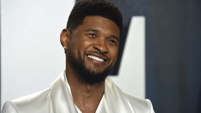 Usher tritt in der Halbzeitshow auf