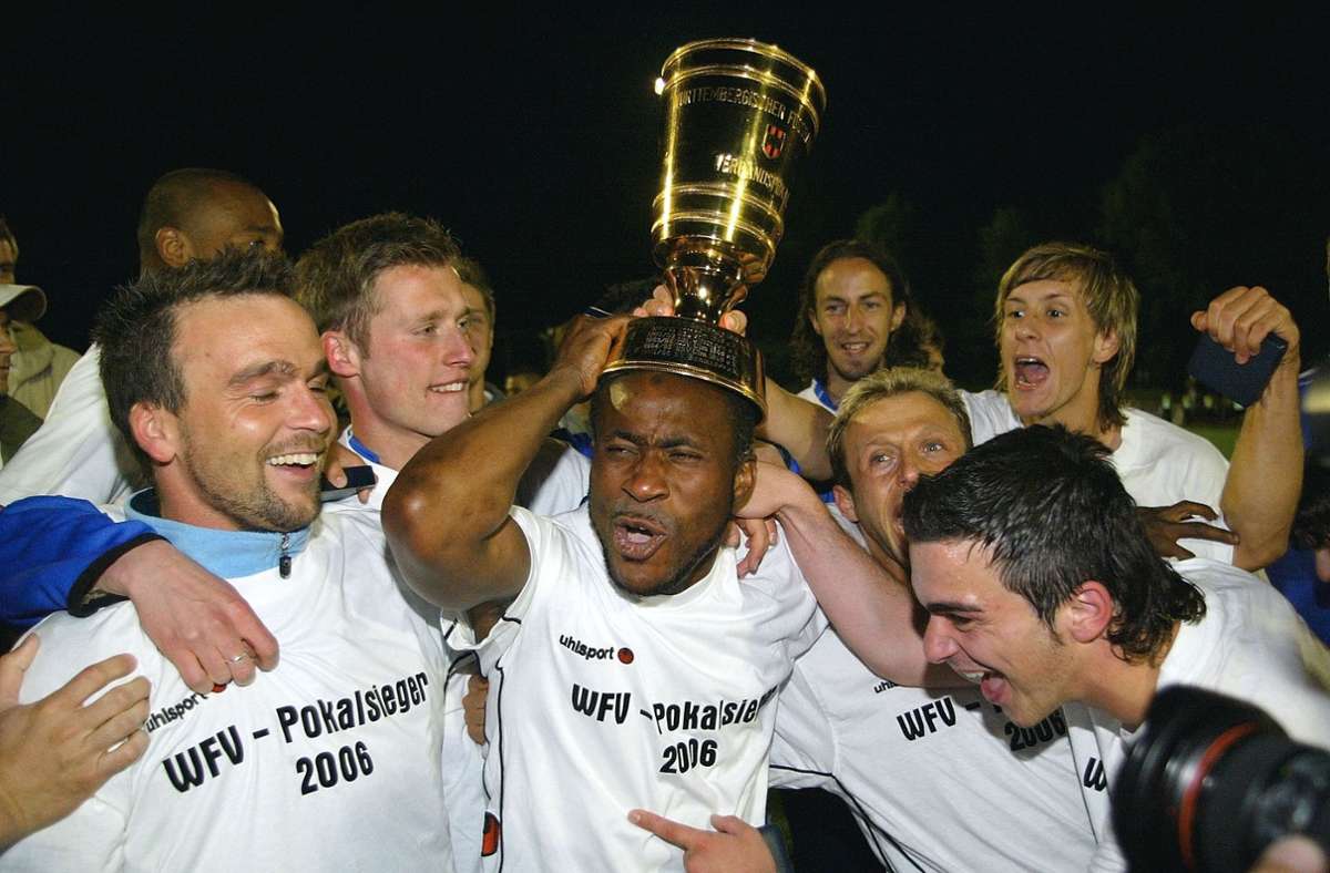 2006 feierten die Kickers ihren bisher letzten WFV-Pokal-Sieg – durch einen Endspielsieg gegen den SSV Ulm 1846 in Kirchheim/Teck. Bashiru Gambo jubelt mit dem Pott auf dem Kopf. Foto: Baumann/Baumann