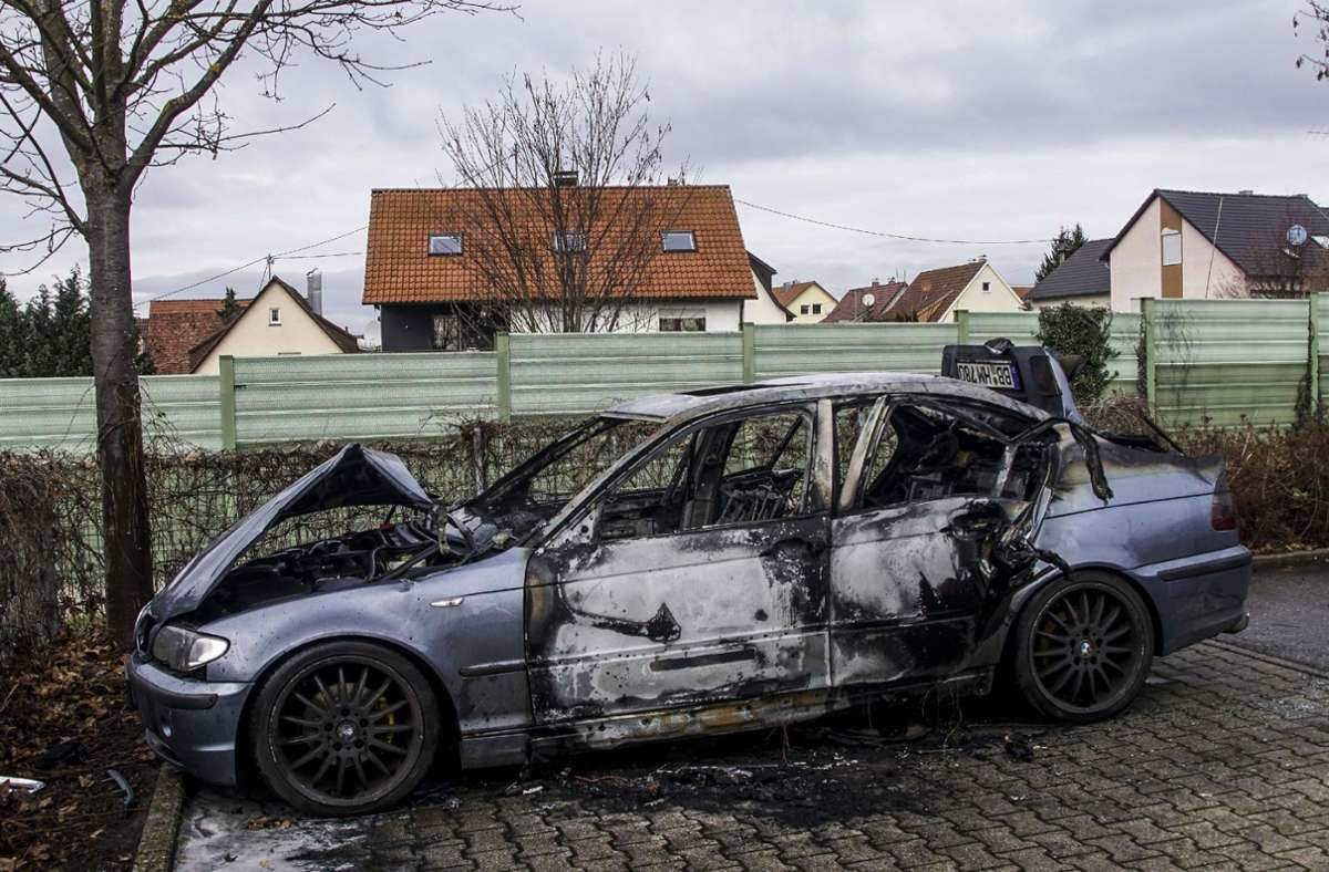 Steinenbronn: Auto brennt auf Parkplatz völlig aus