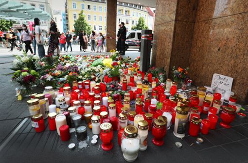 Am Tatort am Barbarossa-Platz, vor einer Kaufhausfiliale, haben Menschen   Kerzen aufgestellt. Foto: dpa/Karl-Josef Hildenbrand