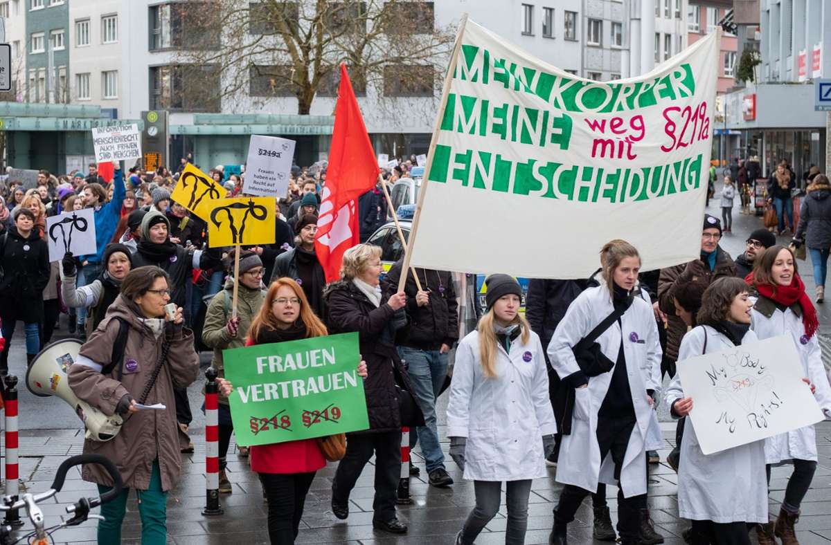 2019 demonstrieren rund 400 Menschen in Gießen für eine Streichung des Strafrechtsparagrafen 219a. Foto: epd/Rolf K. Wegst