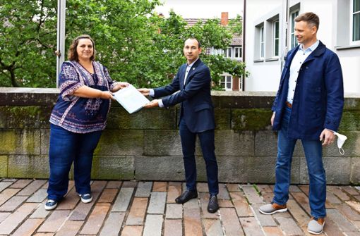Unterschriften für eine Schule: Sylvia Ewers übergibt sie an OB Stefan Belz und  Ersten Bürgermeister  Heizmann. Foto: Eibner/Roger Bürke