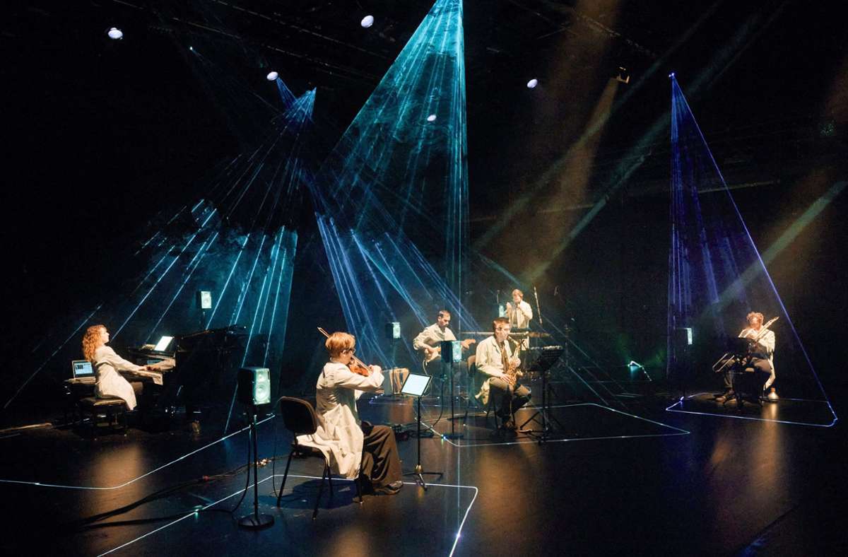 „Unsupervised Sounds“ von Genoël von Lilienstern: Das Ensemble Garage sitzt in spacigen  Laserstrahlen-Käfigen und spielt auf Befehl einer KI-Stimme Skalen, Töne und  Klänge.