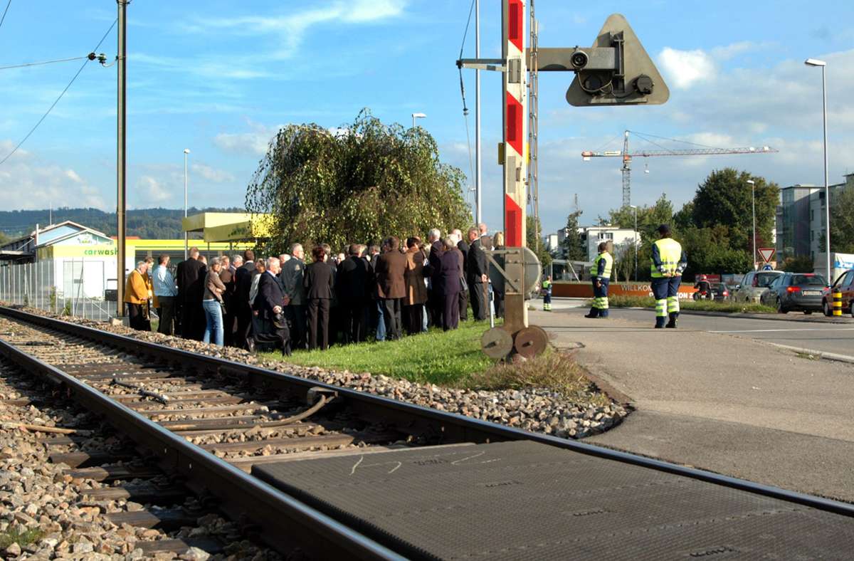 Gedenken am Bahnübergang in Pfäffikon. 2007 – 25 Jahre nach dem Unglück – fuhr eine Schönaicher Delegation nach Pfäffikon.