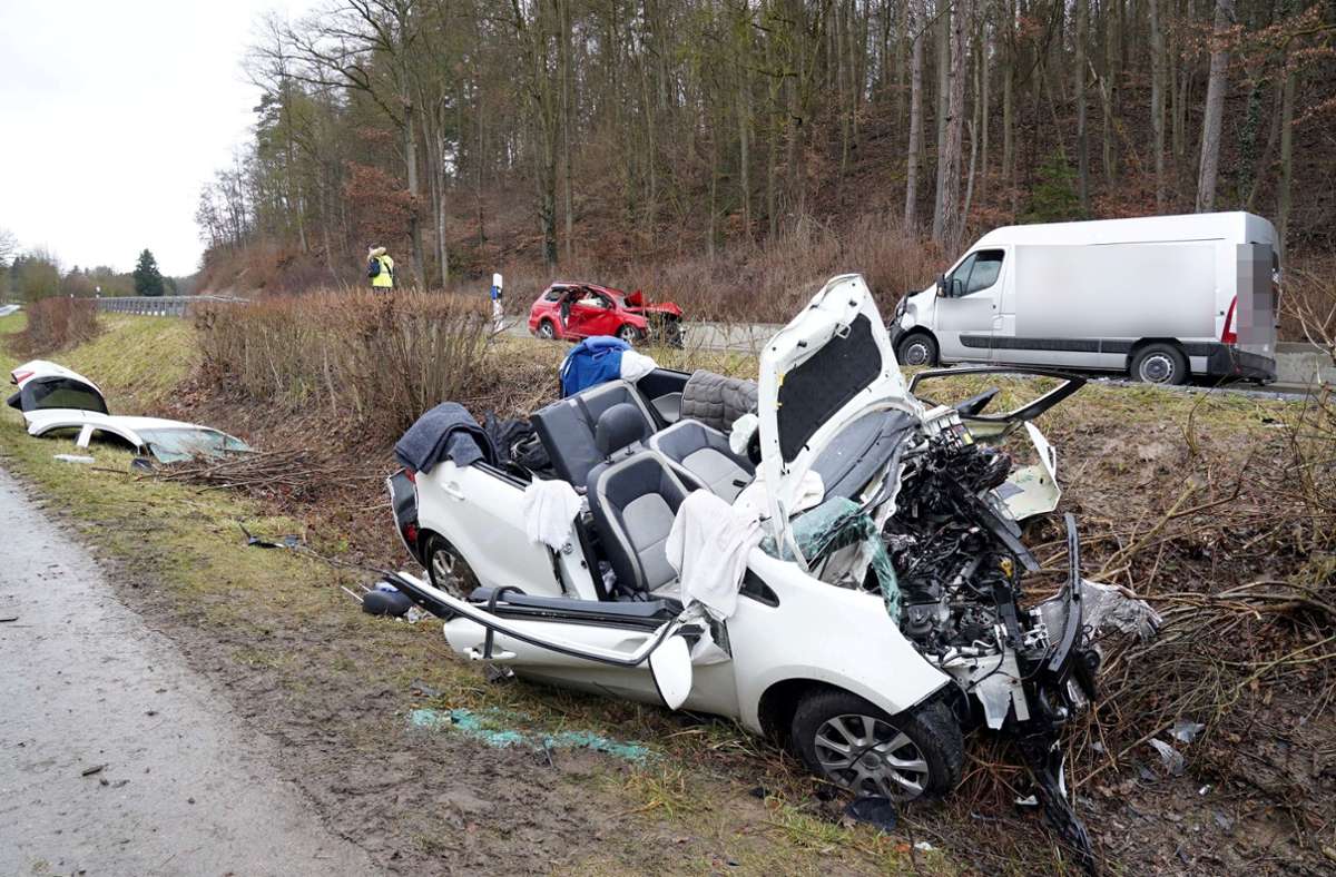 Zwei Schwerverletzte: Schwerer Unfall mit vier Fahrzeugen bei Renningen