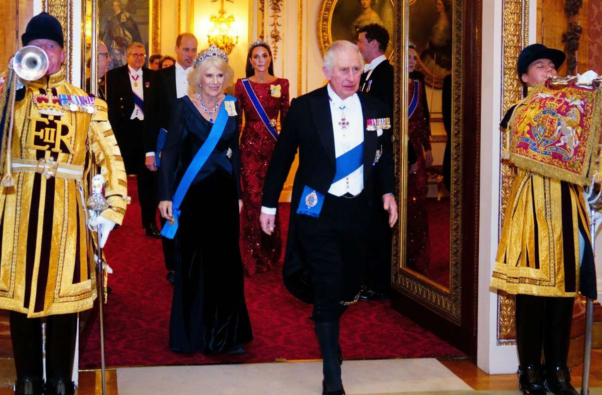 Traditionell lädt das Königshaus in der Vorweihnachtszeit das diplomatische Corps in den Palast. Auch König Charles III. und „Queen Consort“ Camilla führen diese Tradition fort.