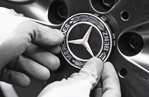 Im Werk Rastatt der Daimler AG wird an einer Mercedes-Benz A-Klasse der Mercedesstern an einem Rad angebracht. (Archivbild) Foto: dpa/Uli Deck