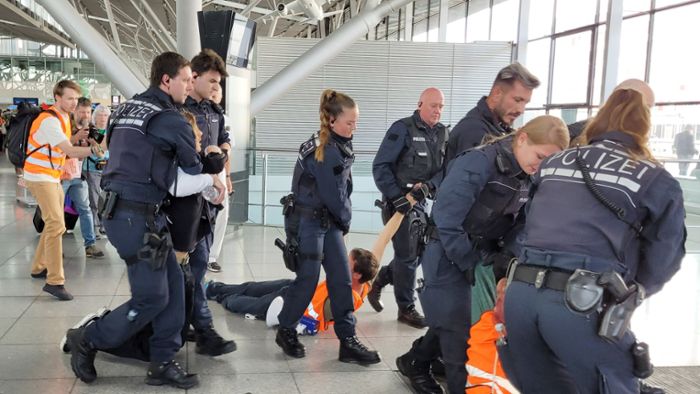 Polizei bringt Demonstranten aus Stuttgarter Flughafen