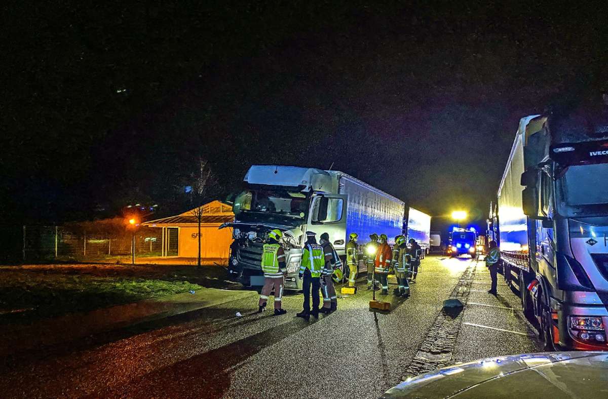Unfall auf dem Parkplatz Heckengäu: Lkw-Reparatur an der A 8 endet tödlich