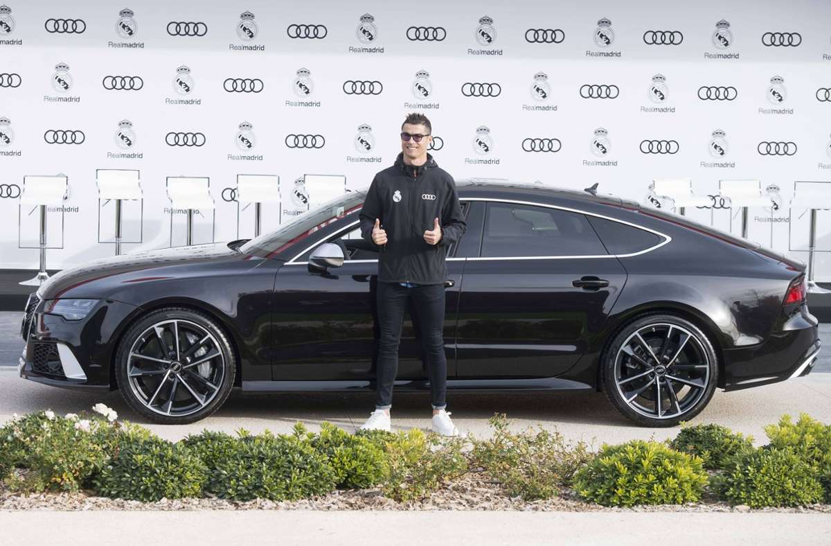 Cristiano Ronaldo Der Superstar besitzt eine ganze Reihe von noblen Autos, da dürfte der schmucke Audi, den er 2017 von Real Madrid als Dienstwagen zur Verfügung gestellt bekam, einer der kostengünstigeren Modelle sein.