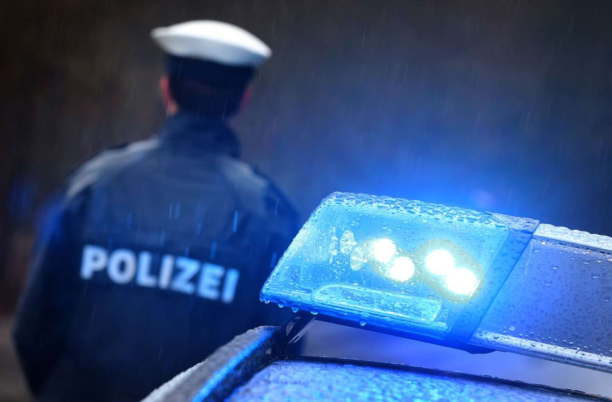 Unfall bei Großsachsenheim: Gegen Verkehrsinsel geprallt: Fahrer lässt beschädigtes Auto stehen
