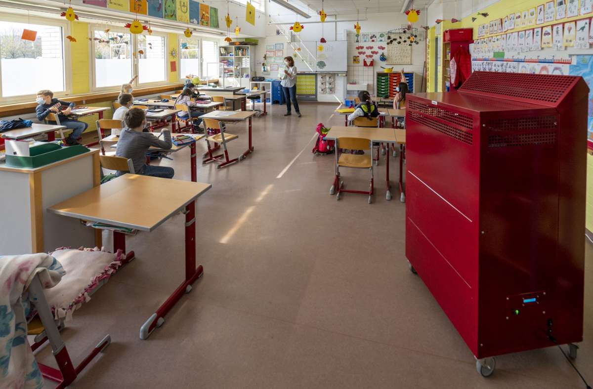 Luftreiniger Hepasafe in der Steinhöwel-Schule in Weil der Stadt: Pilotprojekt lange vor einer politischen Entscheidung umgesetzt Foto: Jürgen Bach