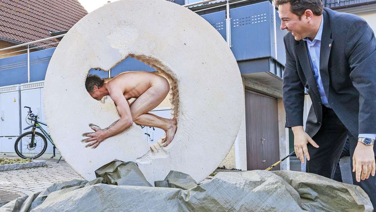 Aktion zur Einweihung von Kunstwerk: Nackter Mann auf dem Rohrauer Dorfplatz