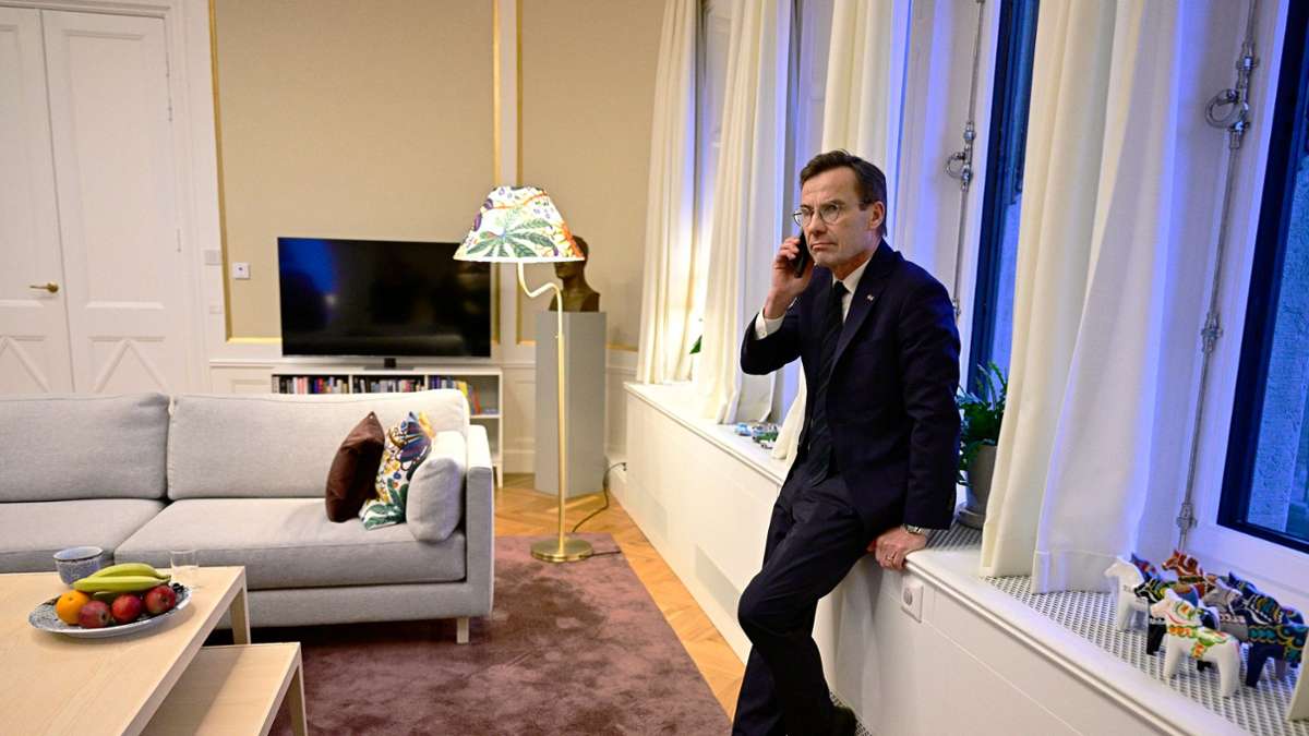 Ulf Kristersson, Ministerpräsident von Schweden, telefoniert, als er  im Regierungssitz in Stockholm die Information erhält, dass das ungarische Parlament für die Ratifizierung des schwedischen NATO-Beitritts gestimmt hat.