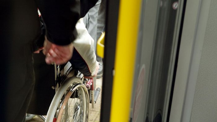Unbekannter schlägt und beleidigt Rollstuhlfahrer im Linienbus