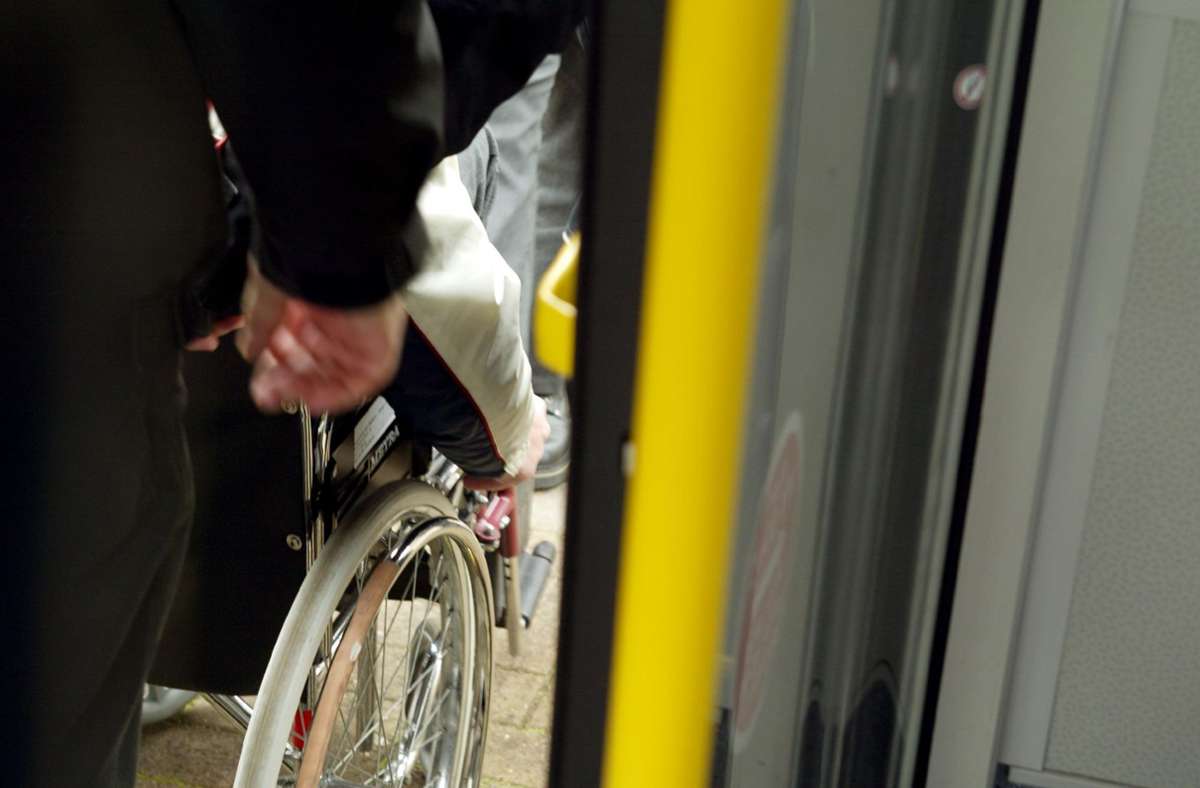 Attacke in Vaihingen an der Enz: Unbekannter schlägt und beleidigt Rollstuhlfahrer im Linienbus