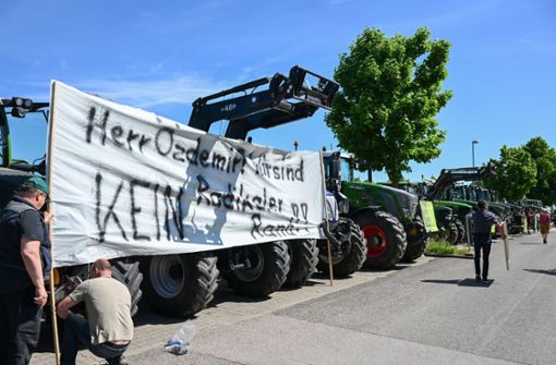 Die Landwirte wollen ihre Sorgen zum Ausdruck bringen und haben in Hohenheim demonstrieren, allerdings ohne den Minister zu treffen. Foto: dpa/Bernd Weißbrod