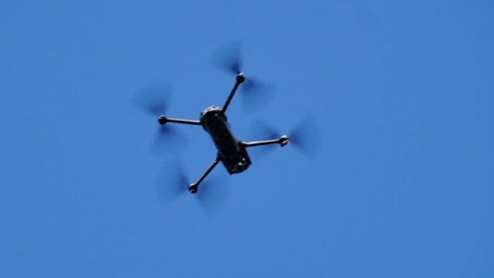Polizei überwacht Umzug mit Drohne