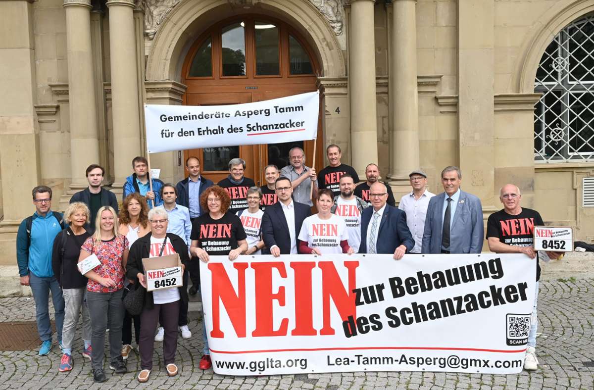 Landeserstaufnahme in Ludwigsburg: Mehr als 8000 Unterschriften gegen die Lea sind jetzt im Justizministerium