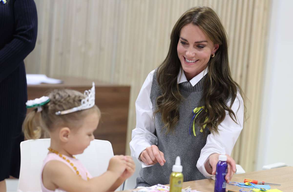 Prinzessin Kate malte mit einem kleinen ukrainischen Mädchen ein Bild.