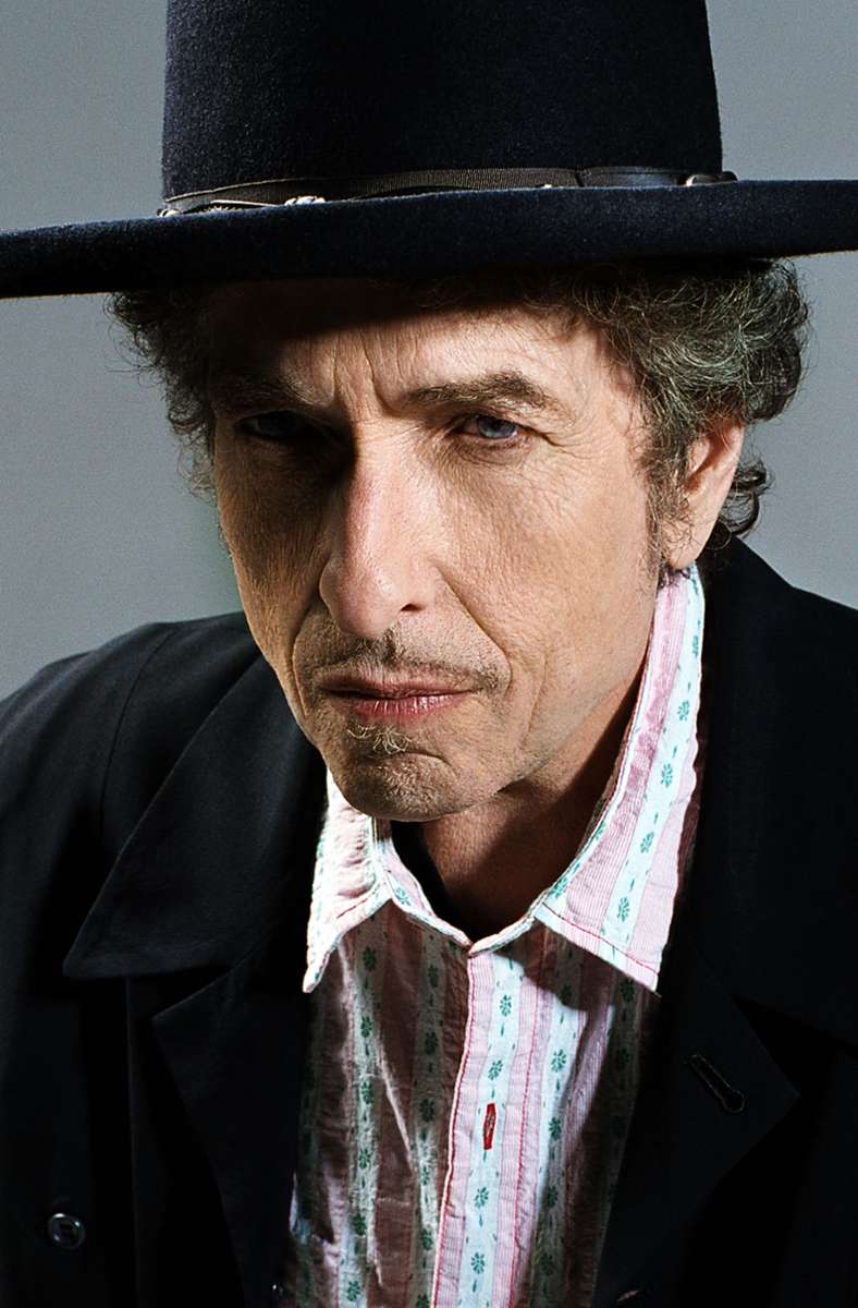 7. The Times They Are A-Changin’ Alles bleibt anders bei Bob Dylan, der unermüdlich mit seiner Never Ending Tour durch die Welt reist. Und dass er „The Times They Are A-Changin’“ (1964), den Zeitenwendesong, der einst den Soundtrack für die US-Bürgerrechtsbewegung lieferte, bei einem Konzert, das er 2011 in Peking gab, nicht gespielt hat, könnte auch daran liegen, dass Bob Dylan noch nie Lust hatte, das zu tun, was alle von ihm erwarten. Im Bild: eine Aufnahme aus dem Jahr 2009 von William Claxton. Hier geht es zum Video