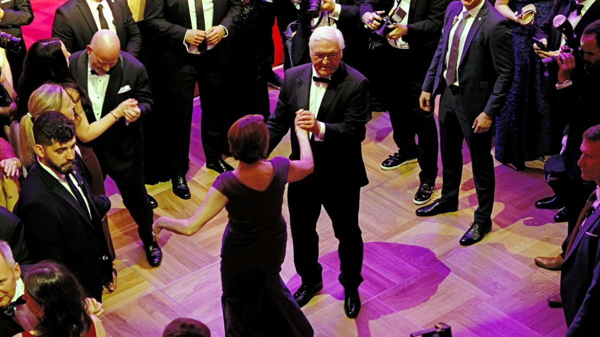 In Berlin wird der 71. Bundespresseball mit zahlreichen Prominenten gefeiert: Bundespräsident Frank-Walter Steinmeier tanzt mit seiner Frau Elke Büdenbender den Eröffnungswalzer.