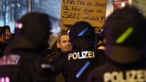 Bis zu 2000 Demonstranten  – mehrere Polizisten verletzt