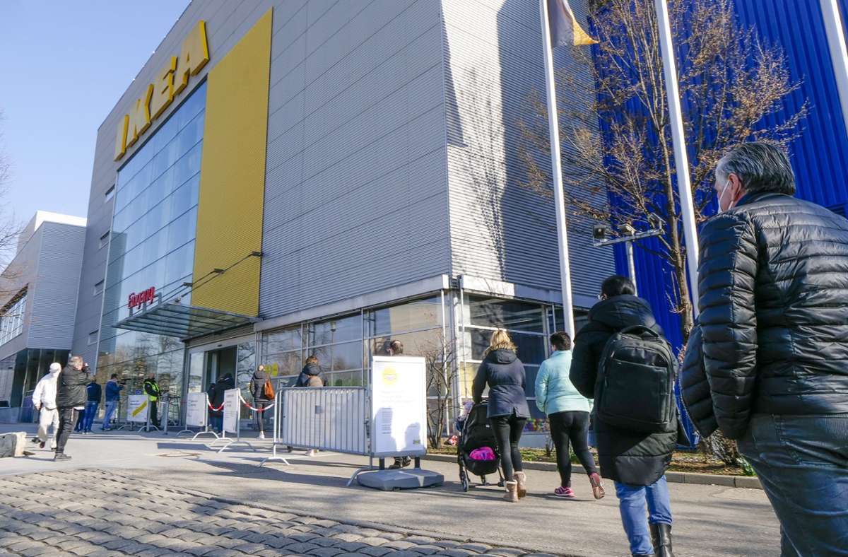 Der Start am Montag war verhalten, aber schon gegen Mittag füllt sich das Ikea-Haus in Sindelfingen.