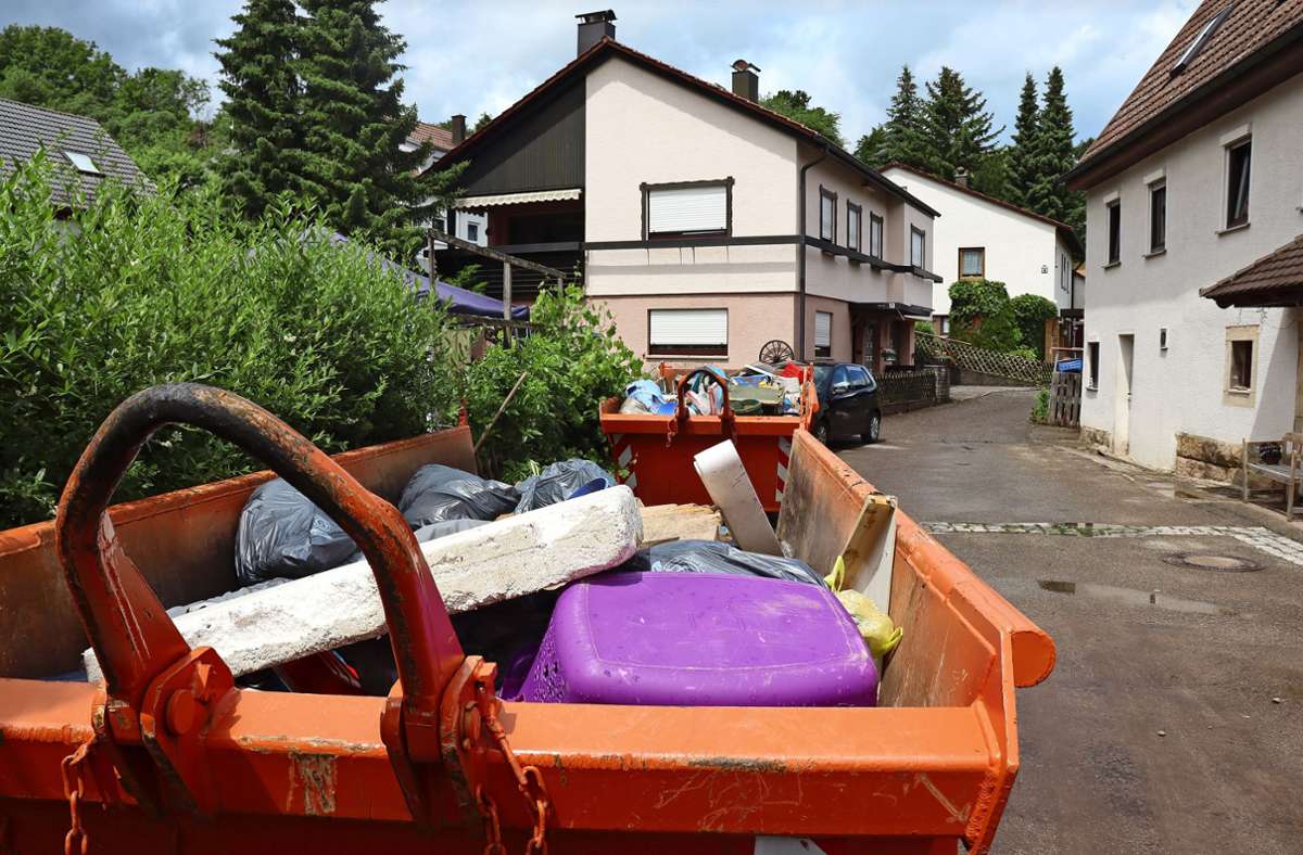 Die Stadt hat Container für Gegenstände aufgestellt, die durch den Wassereinbruch unbrauchbar geworden sind. Foto: Claudia Barner