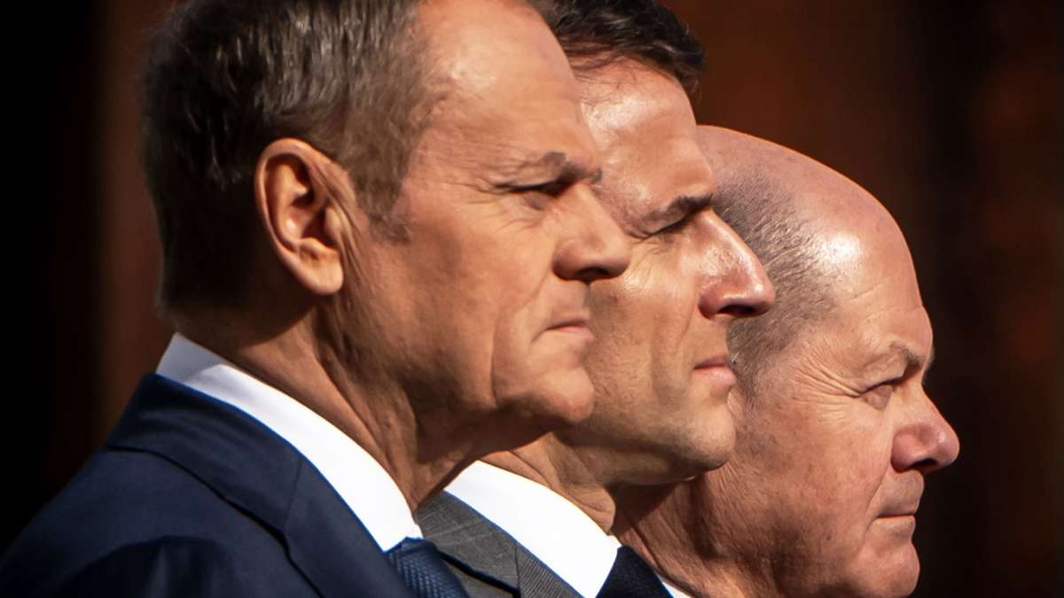 Bundeskanzler Olaf Scholz (SPD, r) empfängt Frankreichs Präsident Emmanuel Macron (M) und Polens Ministerpräsident Donald Tusk vor dem Kanzleramt zu einem gemeinsamen Treffen.