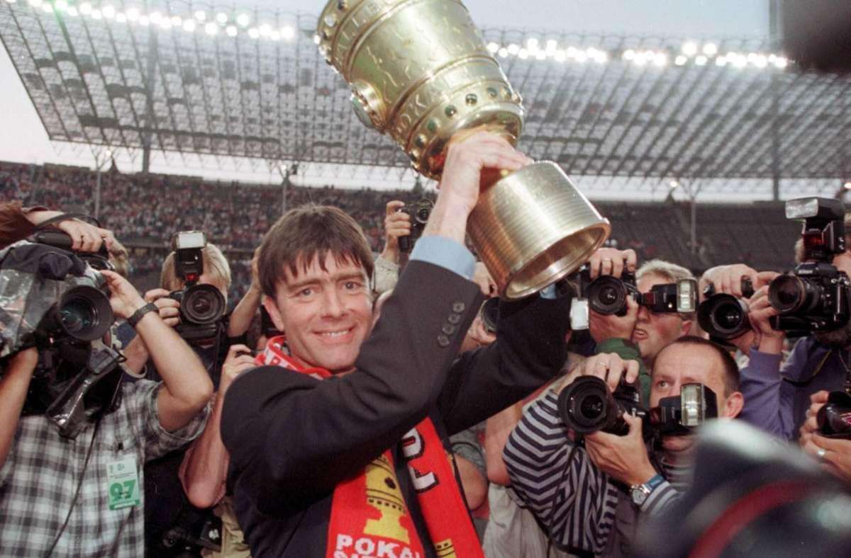 Der spätere Bundestrainer Joachim Löw mit dem Pott – der Südbadener führte den VfB 1997 zum Titel Foto: imago/Oliver Behrendt
