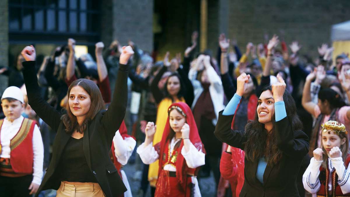 Singend und   tanzend   haben sich viele der weltweiten Aktion  „One Billion Rising“  gegen Gewalt an Frauen angeschlossen.