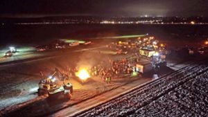 Mahnfeuer auf den Feldern bei Hildrizhausen: Das Feuer des Protestes lodert