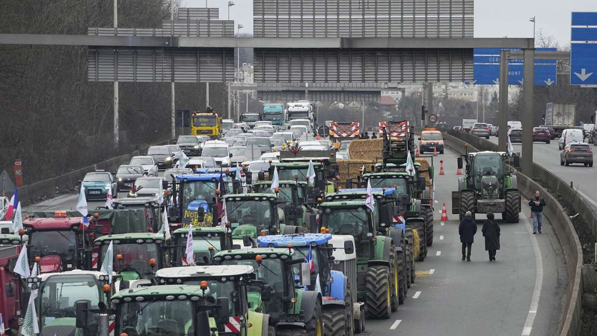 Kilometerlange Staus: Bauern blockieren Autobahn an deutsch-französischer Grenze