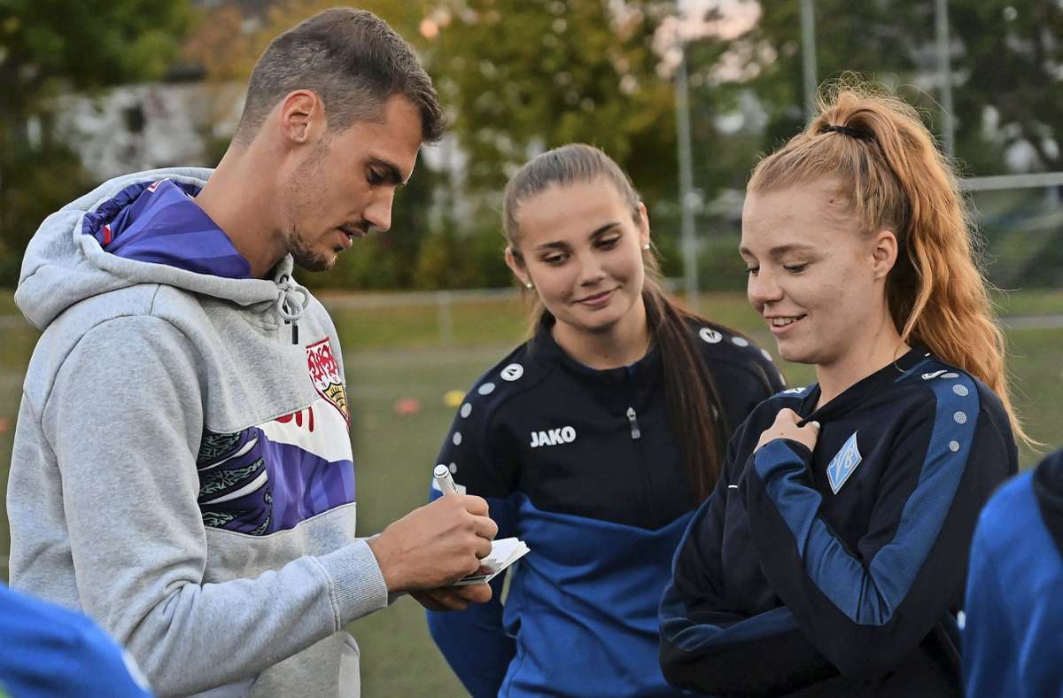 Heißbegehrte Autogramme: Pascal Stenzel nahm sich Zeit, die Wünsche der Böblinger Fußballerinnen zu erfüllen.