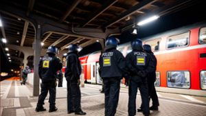 Polizei stoppt Regionalzug und durchsucht hunderte HSV-Fans